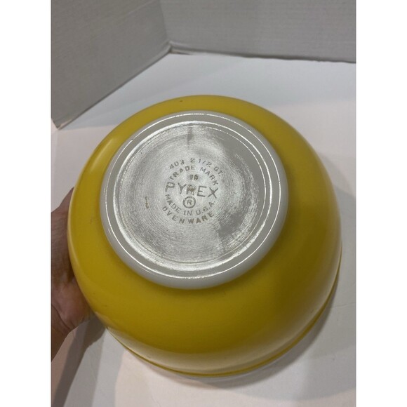 Vintage Yellow Pyrex Glass Mixing Bowl 2 1/2 Qt  #403 USA Ovenware 8.5 in As Is - Picture 7 of 9